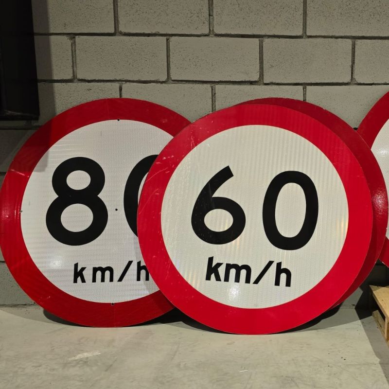 CSG abre fábrica de placas para otimizar tempo de reposição de sinalizações danificadas