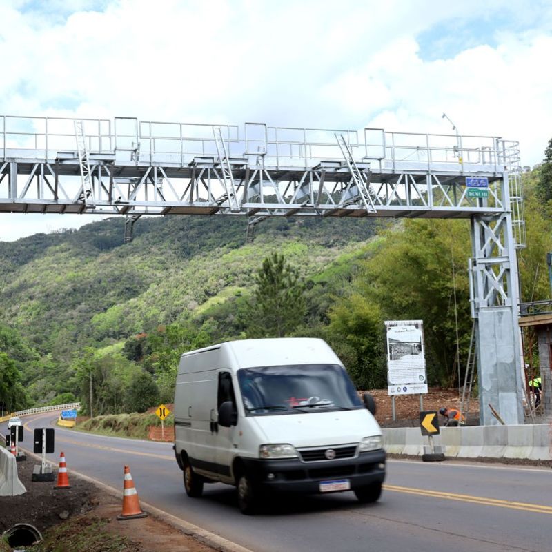 Novo pórtico do sistema free flow começa a ser instalado, na próxima segunda (16), no km 151 da ERS-122