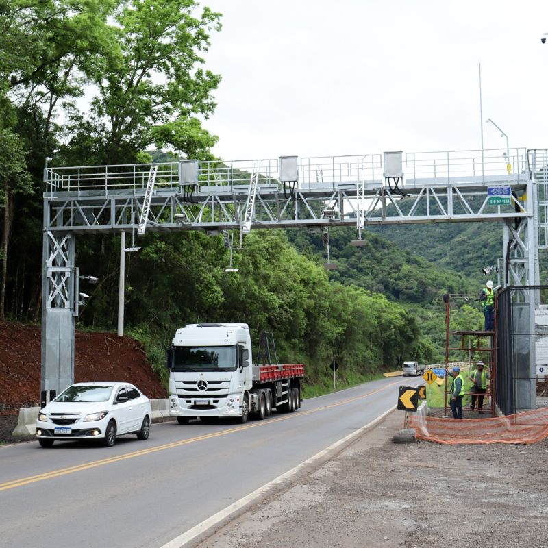 Montagem do terceiro pórtico do free flow está prevista para esta quarta (1º), no km 6,5 da ERS-446